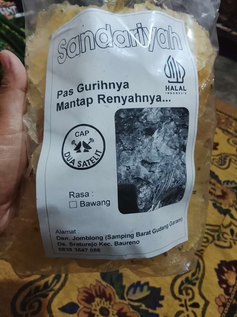 Krupuk sandariyah mentah siap goreng dengan tiga varian rasa, rasa bawang, rasa ketumbar, rasa cabe